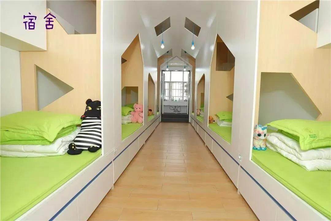 中黄外国语小学简介