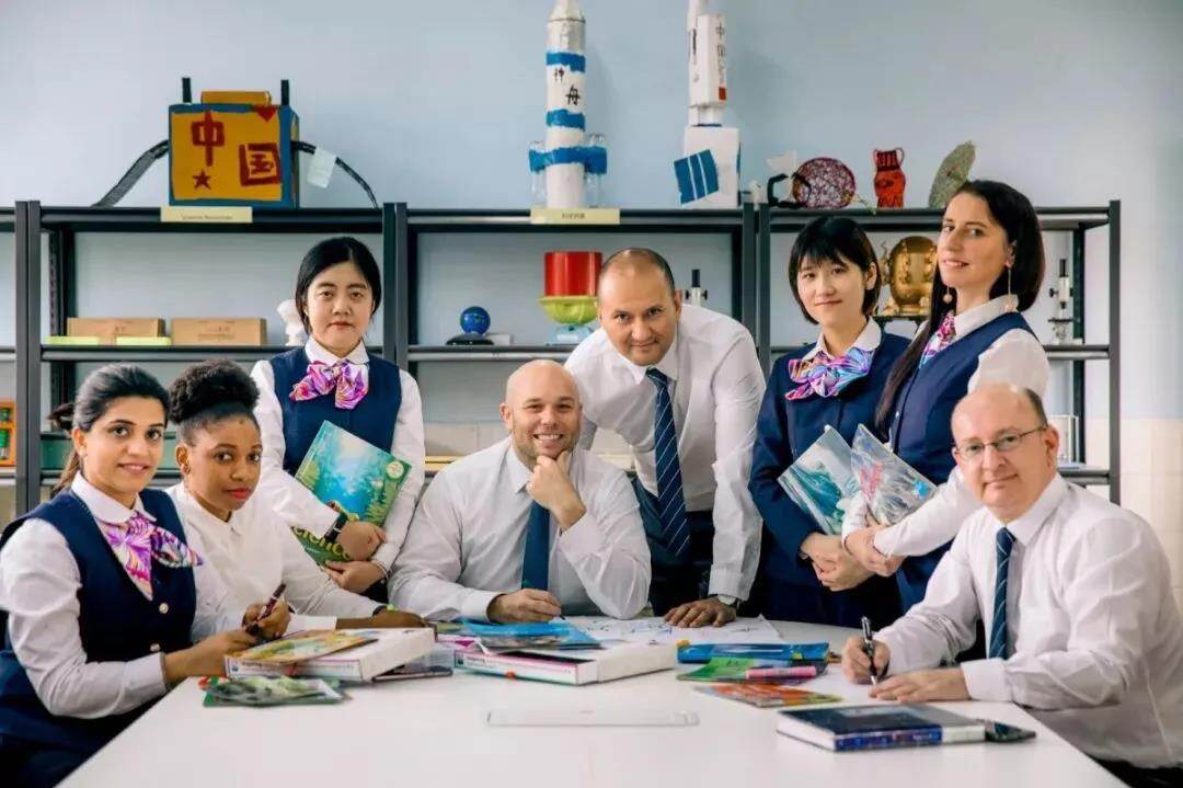中黄外国语小学简介