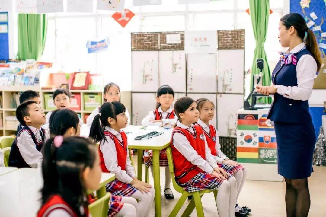 中黄外国语小学简介
