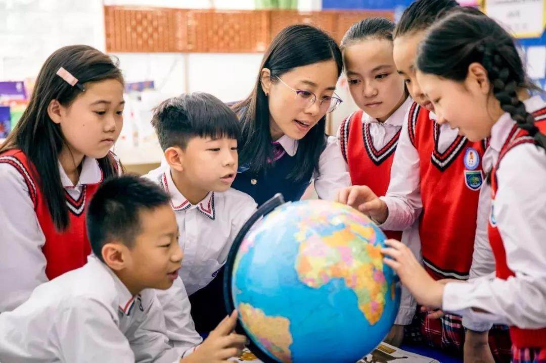 中黄外国语小学简介